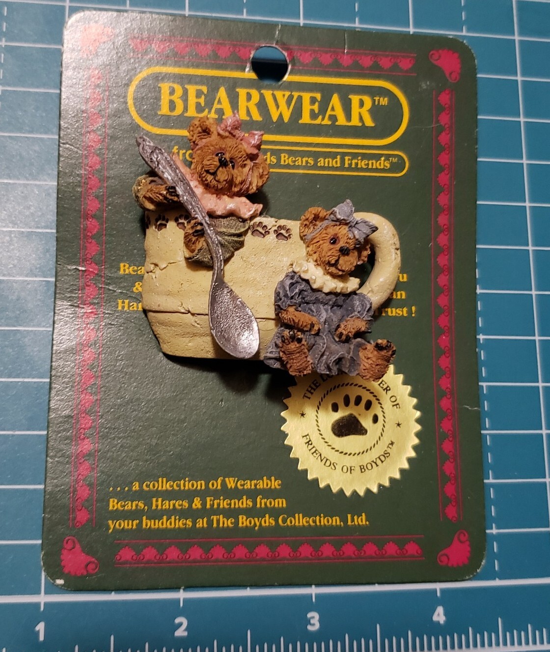 NOS VTG Boyds Bears Bearwear Prissie & Missie Fixin Tea Cup Resin Pin Brooch