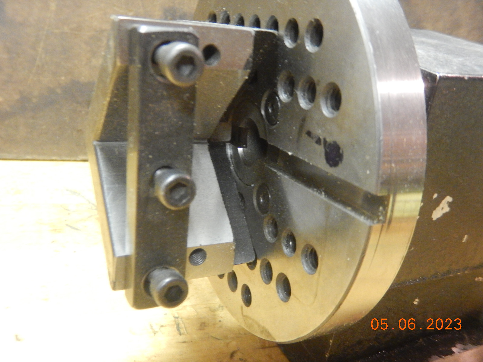 SMALL GRINDER GRINDING PUNCH FORMER SPIN FIXTURE WITH V BLOCK