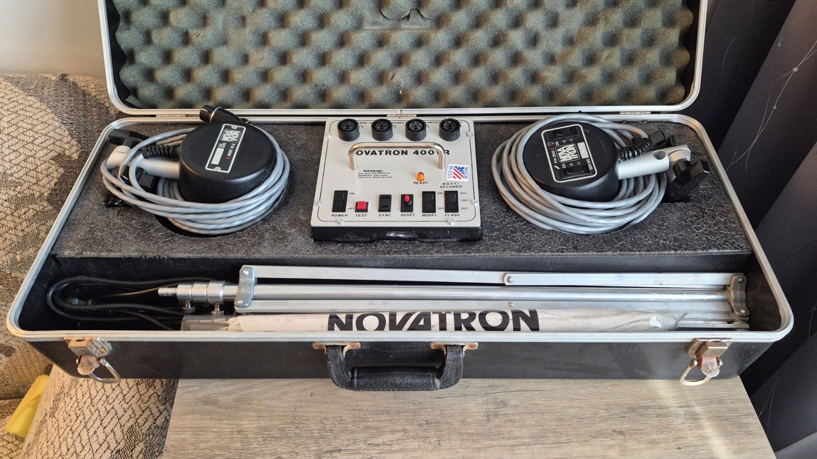 Novatron 400VR Powerpack w/2100 & 2140 heads, stands, umbrellas.+Video