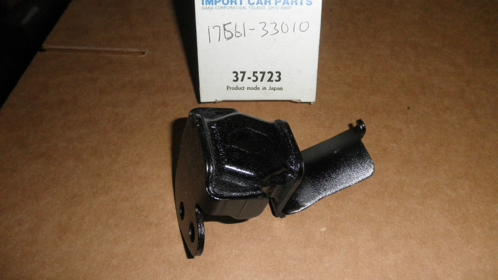 Toyota#17561-33010 1969-73 Corona MKII,RT62/72/78 Center Muffler Hanger #37-5723