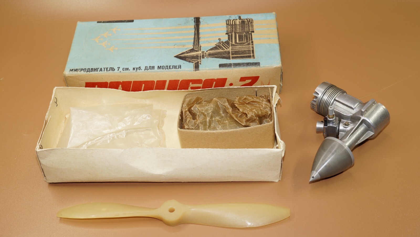 Novoexport Raduga 7M Soviet Era Model Stunt RC Airplane Engine w/ Box NOS