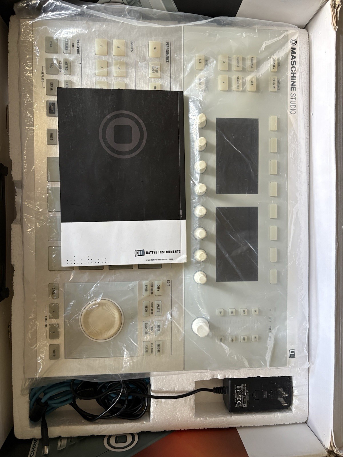 Native Instruments Maschine Studio White with Original box Blue USB & power cord