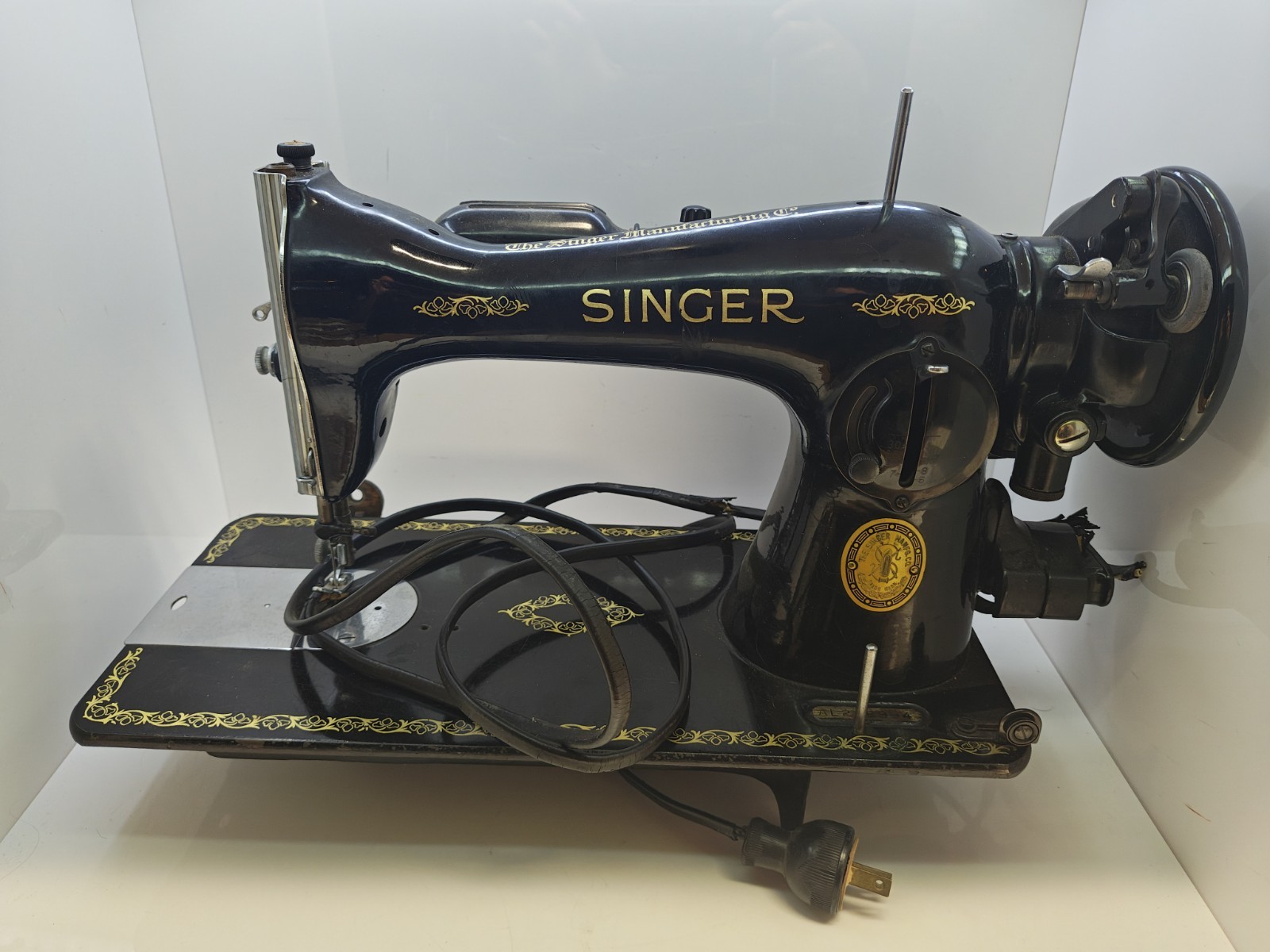 Vintage Singer Model 15-91 Sewing Machine SN: AL238994 UNTESTED
