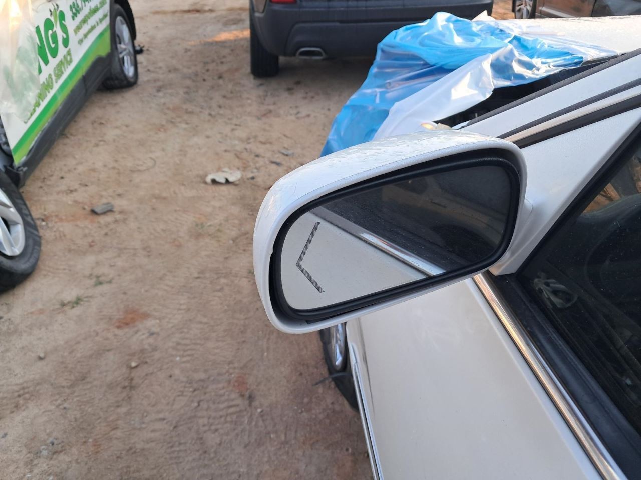 DTS 2011 Glove Box 4776953