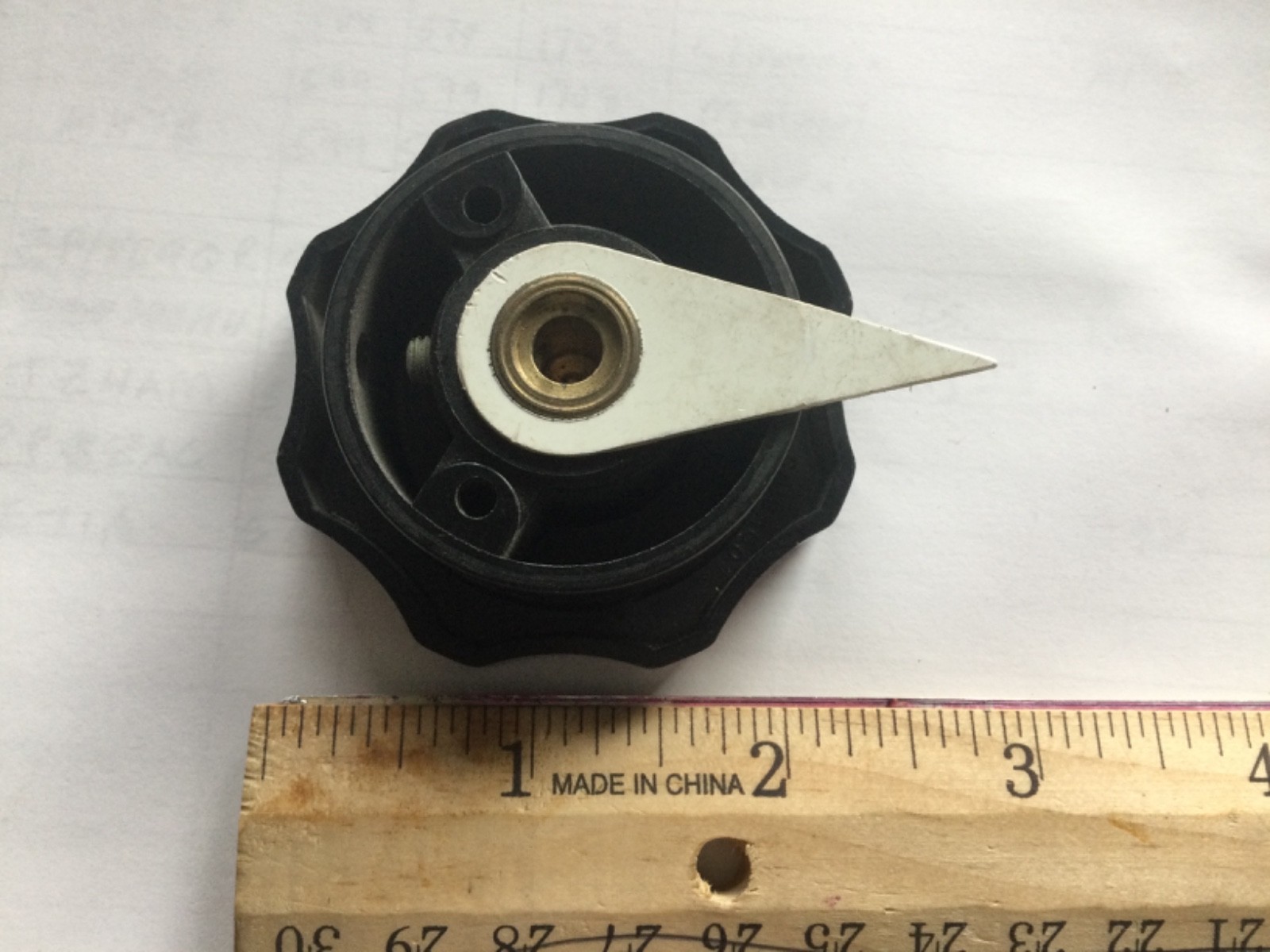 CHICAGO DAKA-WARE 2-3/8" FLUTED RADIO DIAL KNOB With Pointer
