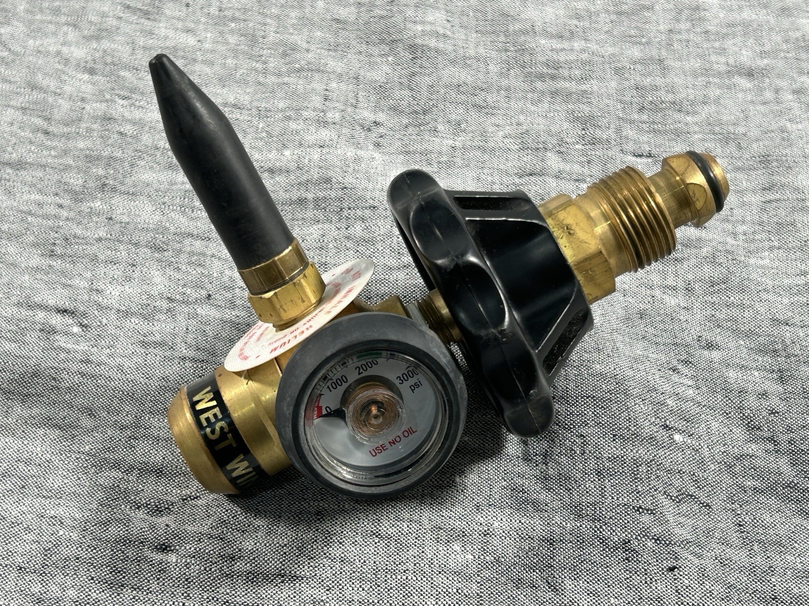 West Winds Compressed Gas Regulator for Helium Balloon Inflatable Adapter