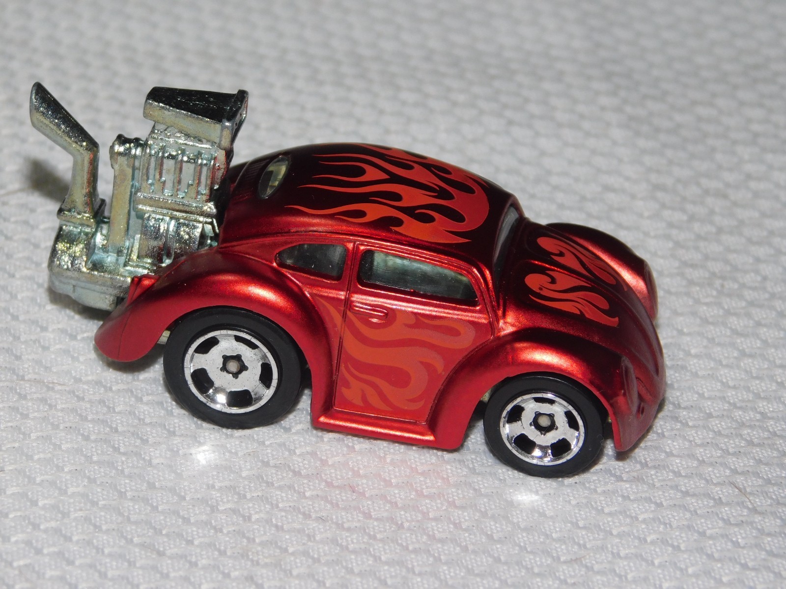 2013 Hot Wheels Cool Classics 14/30 VOLKSWAGEN BEETLE Spectrafrost Red W Flames