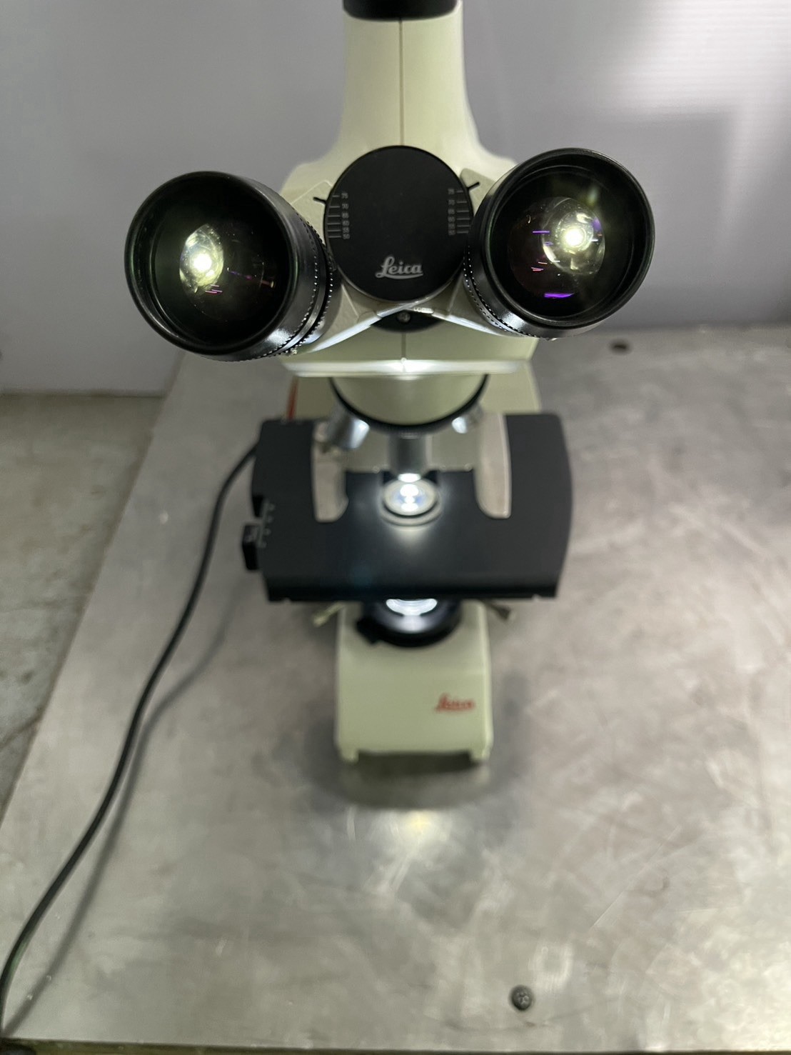 Leica DM750 Trinocular Compound Microscope 4X 10X 40X LED Tested Light