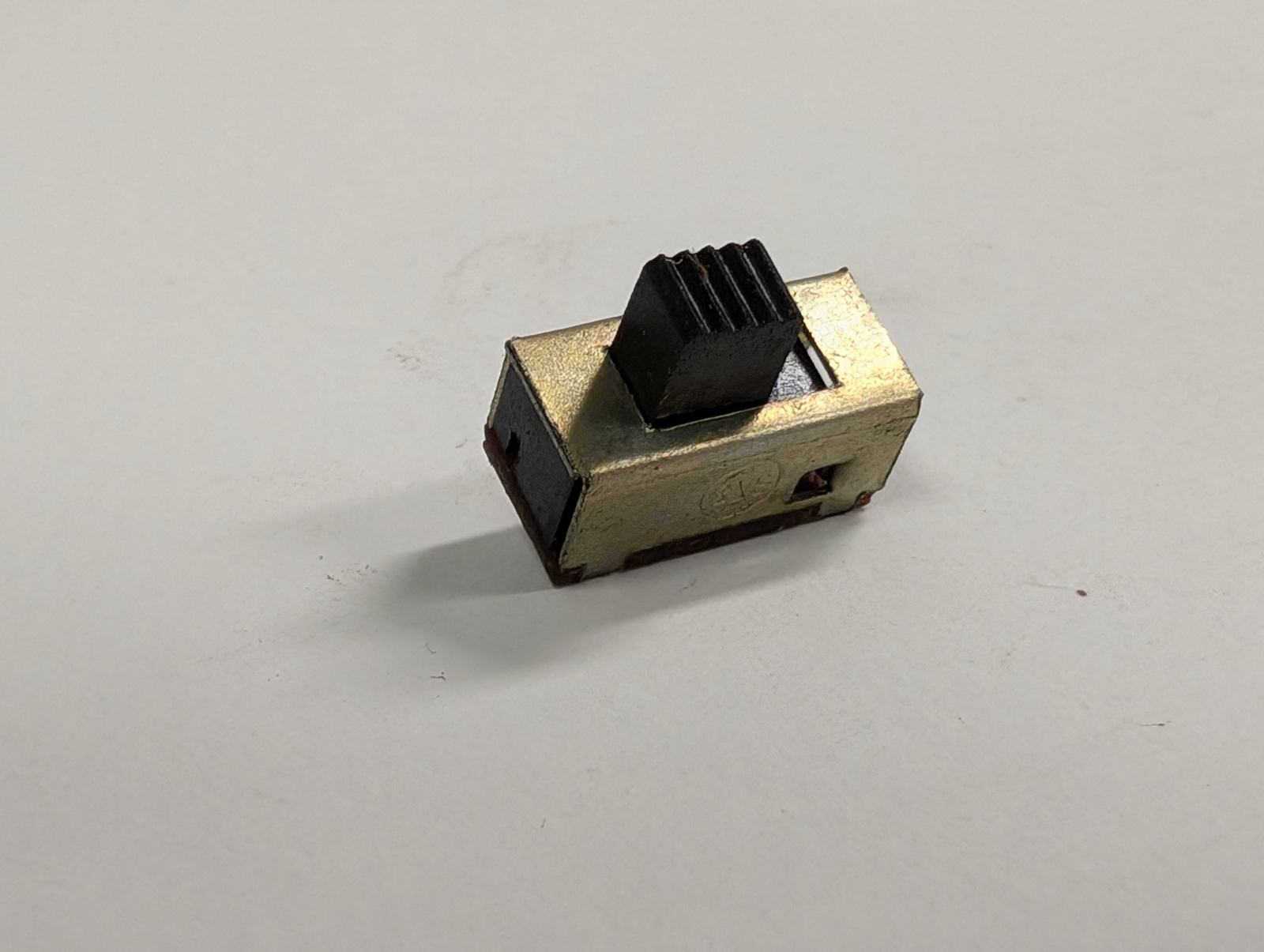 SPDT (ONE SIDE ON & ONE SIDE MOMENTARY-ON) SLIDE SWITCH