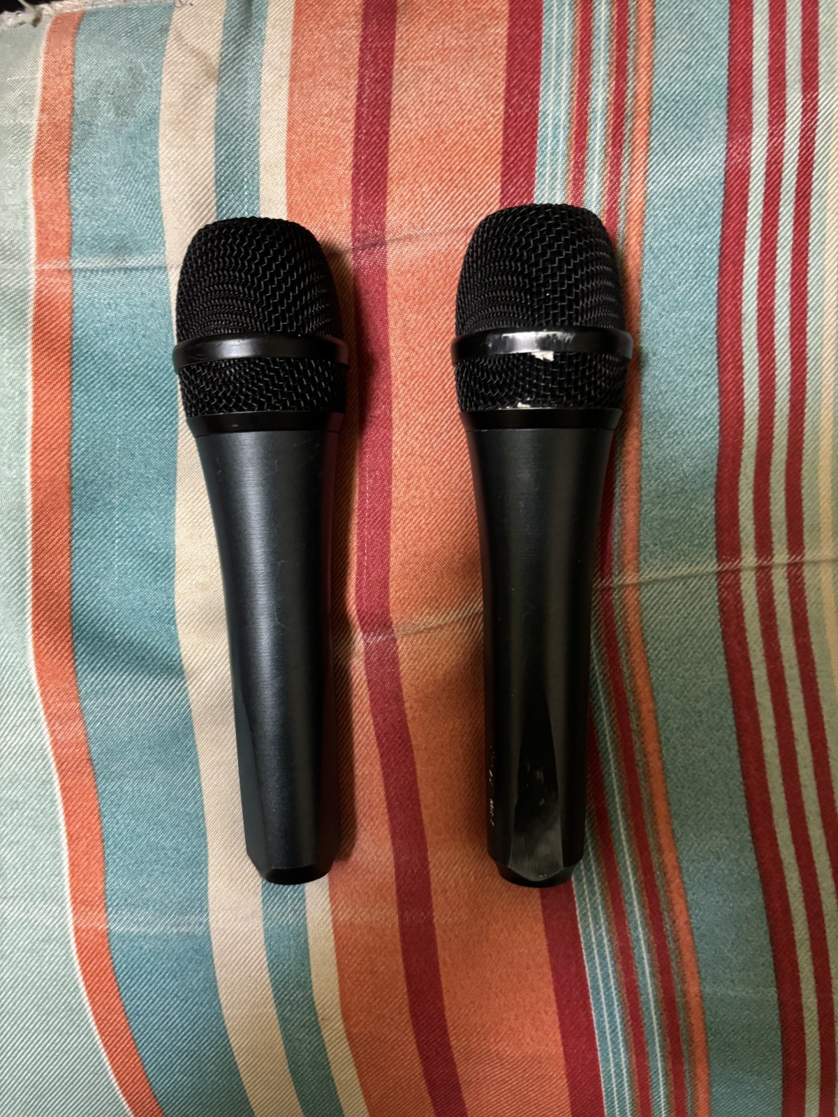 2 micphones with 2 cords