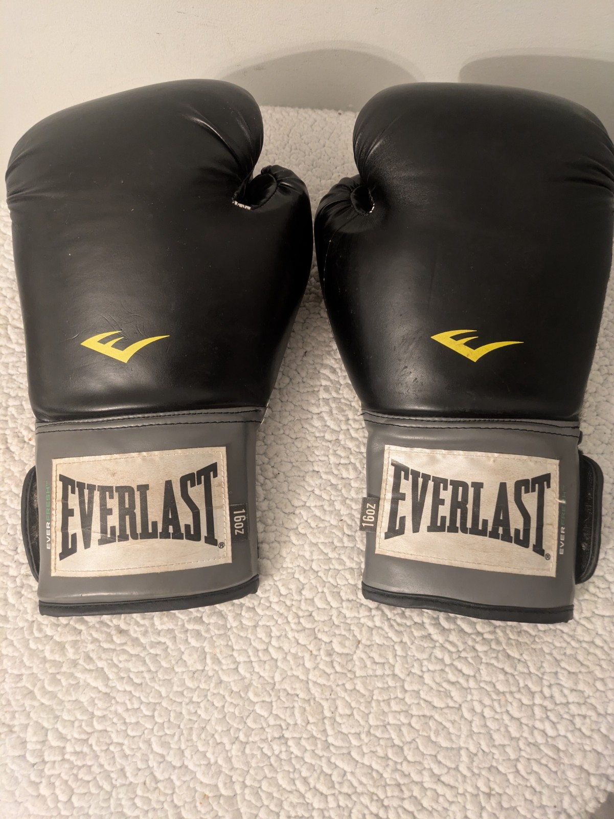 Everlast Boxing Training Gloves For Sparring Ever Fresh MMA Adult Size 16 oz