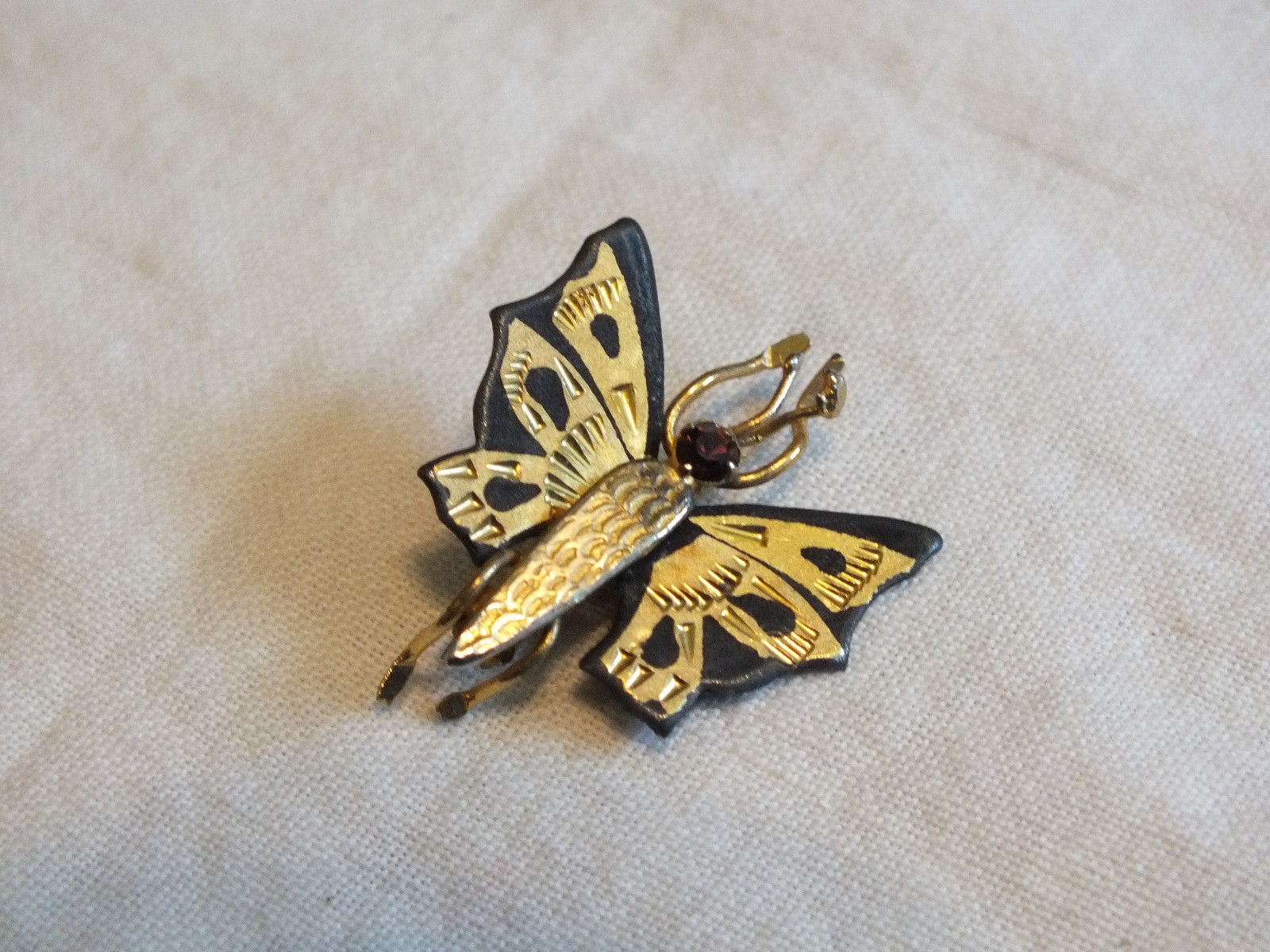 Beautiful Brooch Pin Gold Black Tone Textured Butterfly Amethyst Rhinestone NICE