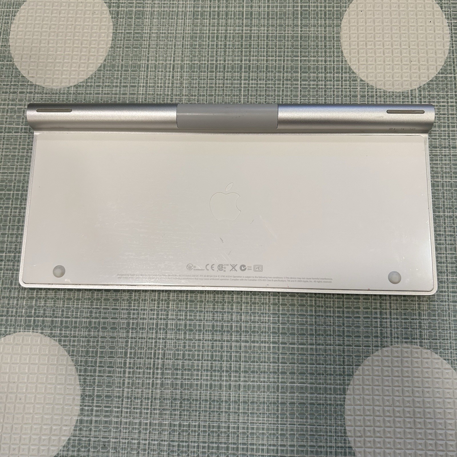 Apple Wireless Bluetooth Keyboard Model A1314 Aluminum Uses AA Batteries TESTED