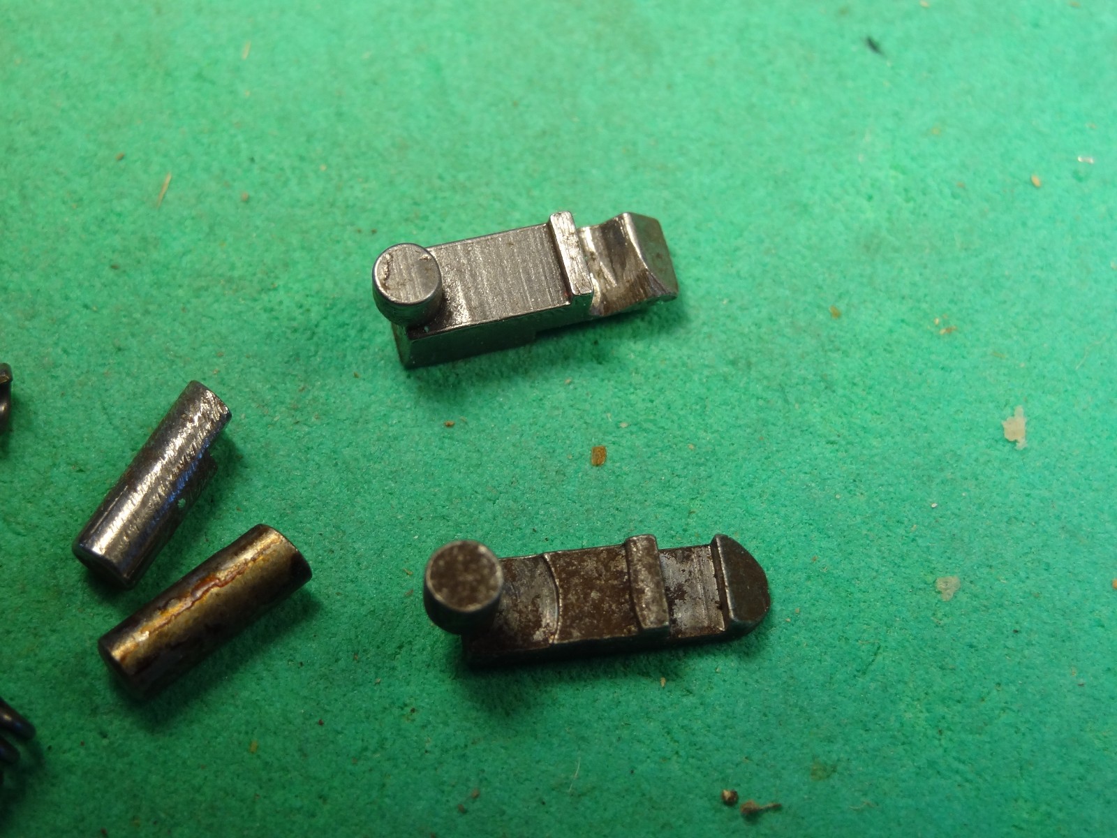 Stevens 820 820A Extractors, Plunger, & Spring