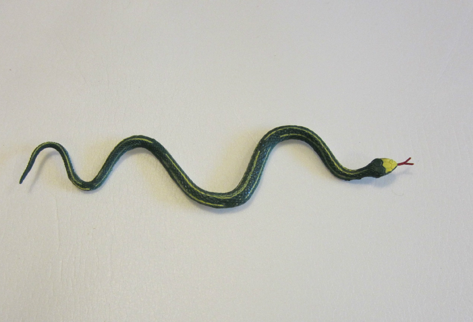 20 RAIN FOREST RUBBER SNAKES 14" TOY REPTILE FAKE PRETEND JUNGLE SNAKE GAG GIFT