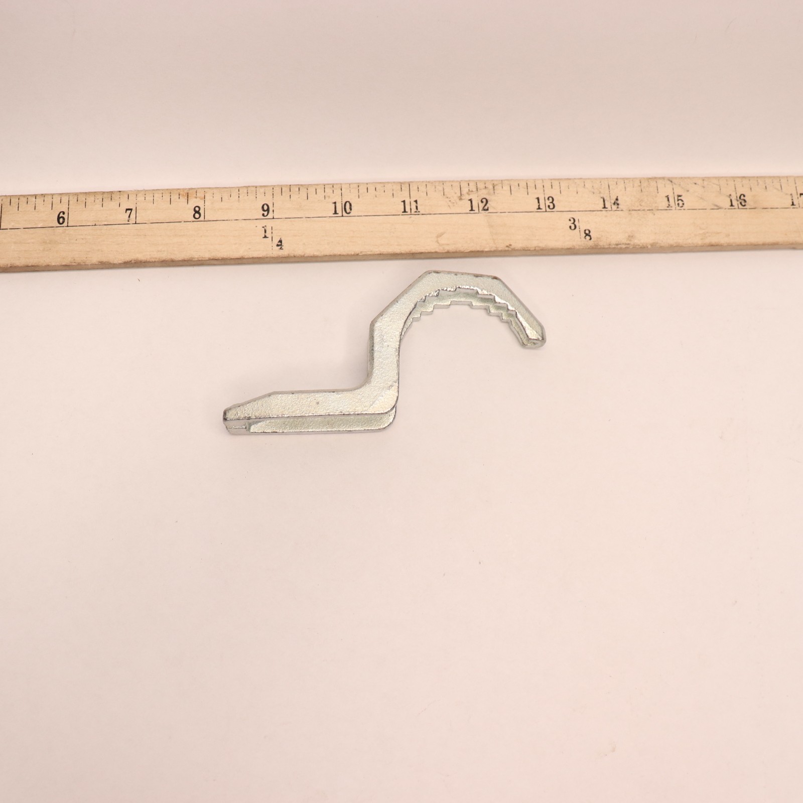 Thomas & Betts Pipe Strap 1 Hole Electro Galvanized Malleable Iron 1-1/2" 1280