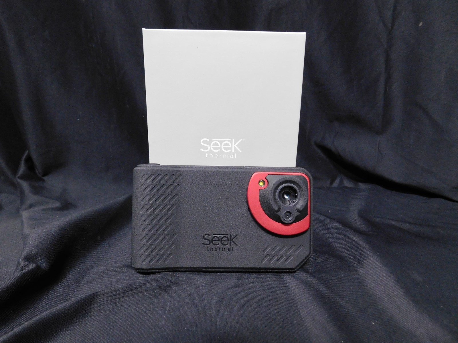 Seek Thermal SQ-AAA Battery Powered Handheld Thermal Imaging Camera (EB44)