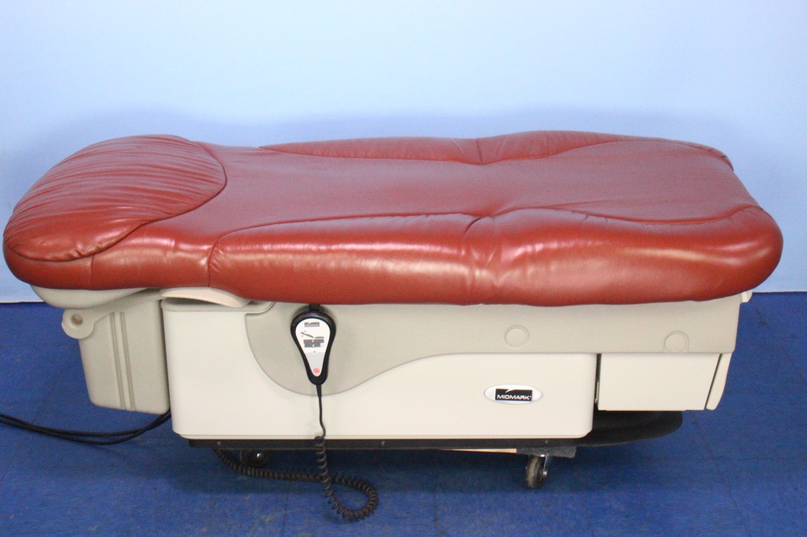Midmark 623-008 Deluxe Power Exam Table Hi-Low w/ Hand Controller, Foot Control
