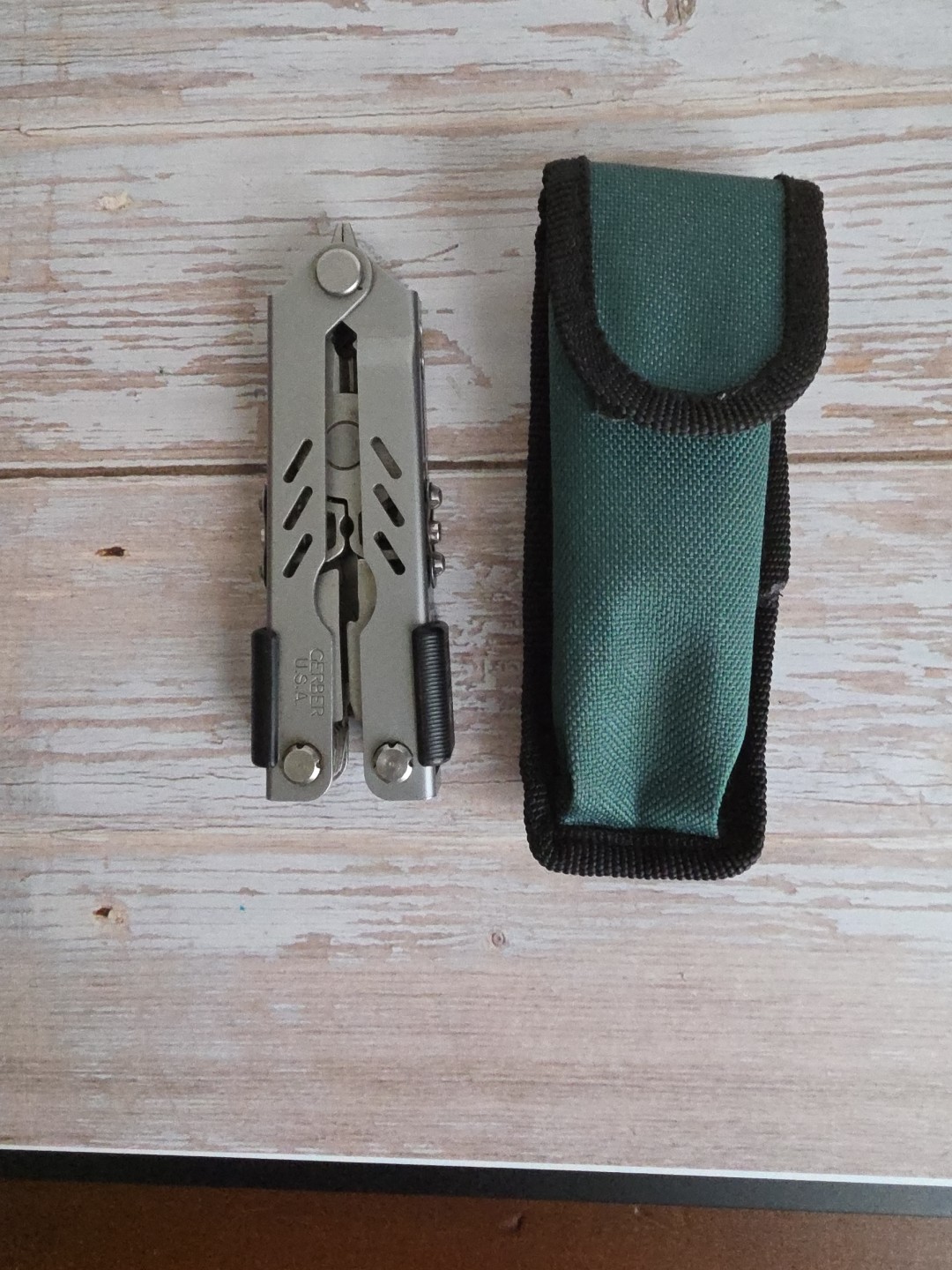 Gerber Multi Tool Needlenose MP400 with Scissors & Drop Point Blade