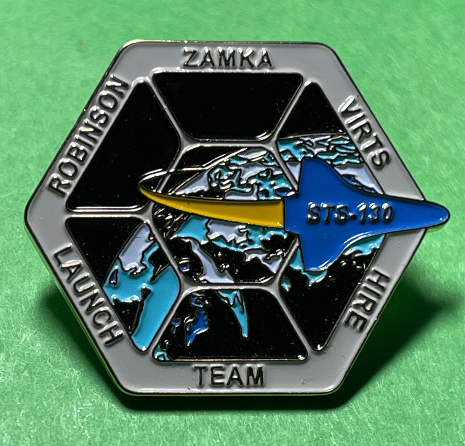 STS-130 SPACE SHUTTLE ENDEAVOUR LAUNCH TEAM PINBACK PIN WITHOUT ROBERT BEHNKEN