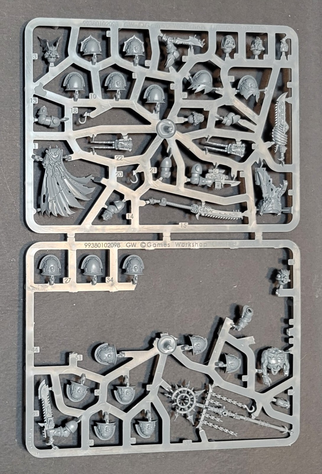 Night Lords Shoulder Pads, 5 heads from Nemesis Claw upgrades 40K Chaos Marines