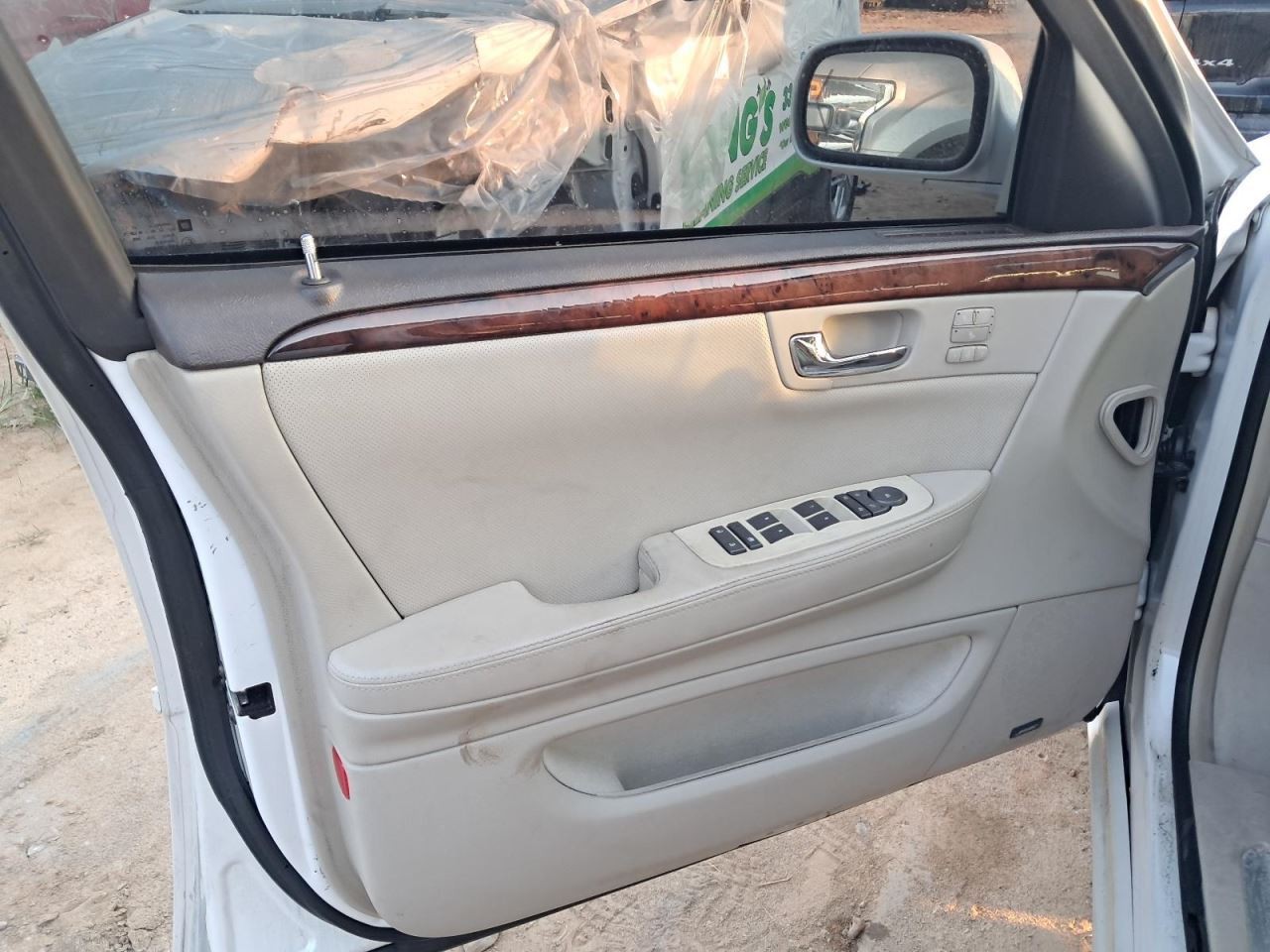 DTS 2011 Glove Box 4776953