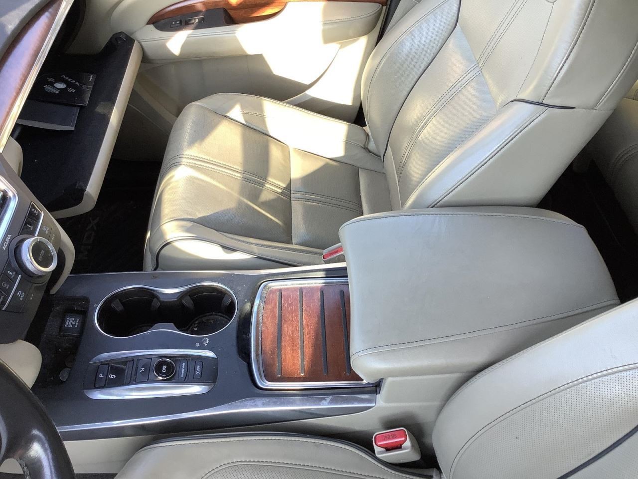 MDX 2017 Glove Box 4694809