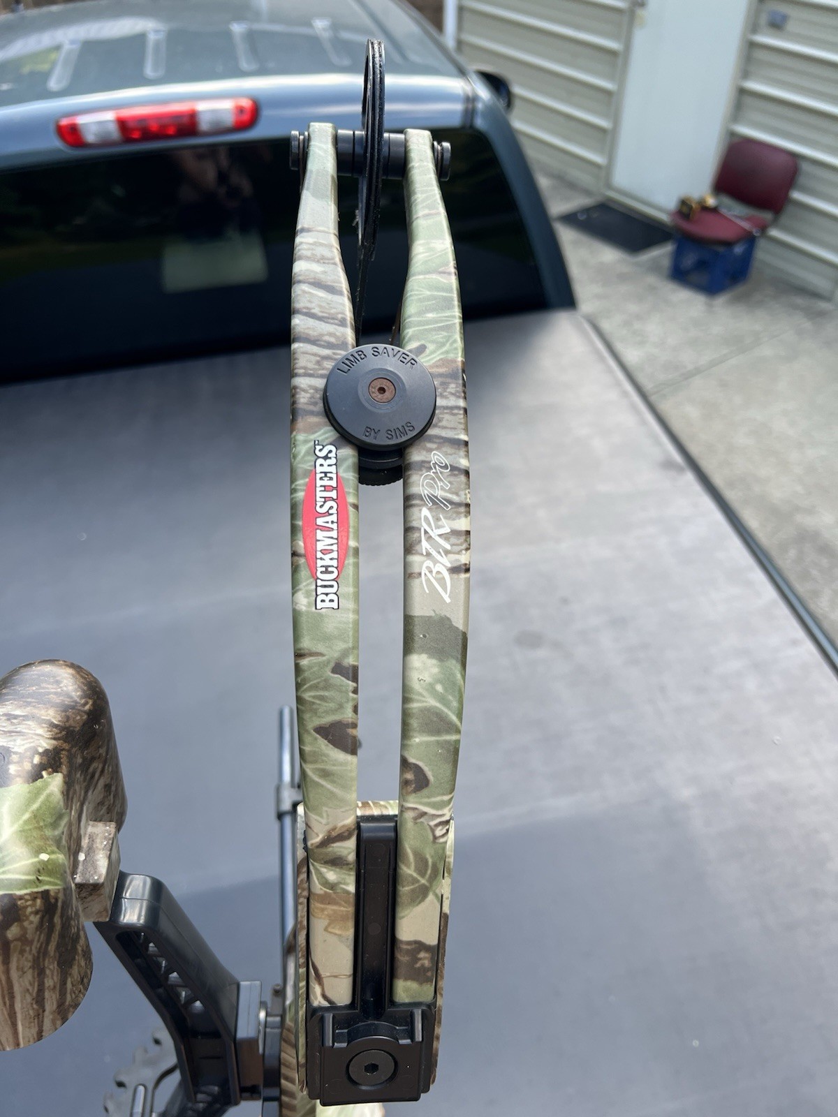 BUCKMASTERS BTR Pro Compound Bow Package Right Hand/Limb Saver/V Flight High Tek