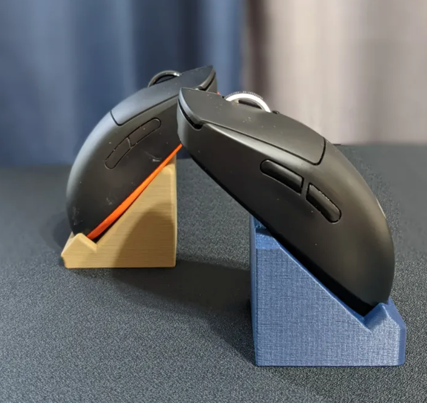 Sleek and Modern Mouse Display Stands (White or Black)
