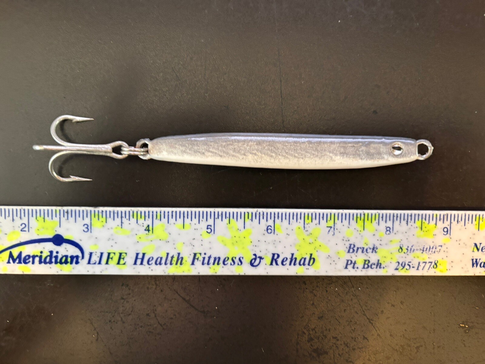 1 - 3 OZ SILVER GREY & WHITE SAND EEL SHAPED LURE (JIG) WITH A TREBLE HOOK