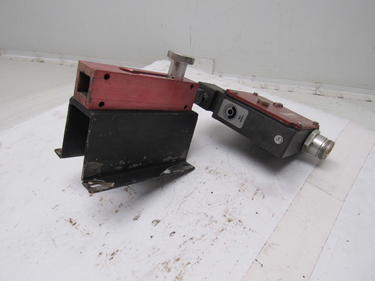 Euchner TZ1LE024BHAVFG Mechanical Release Safety Switch W/Actuator
