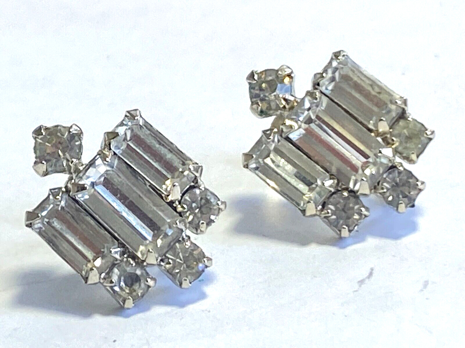 Vintage SCREEW BACK Earrings WITH CLEAR CRYSTALS L(@@)K BEAUTIFUL JX105