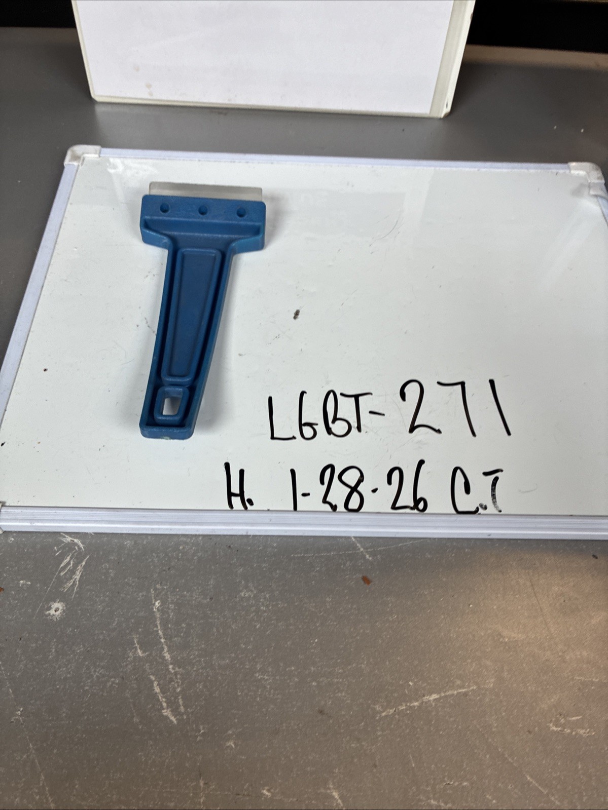 Ice Scraper Tool, 7 Inch Blue    Window Ice Scraper With 3 Inch