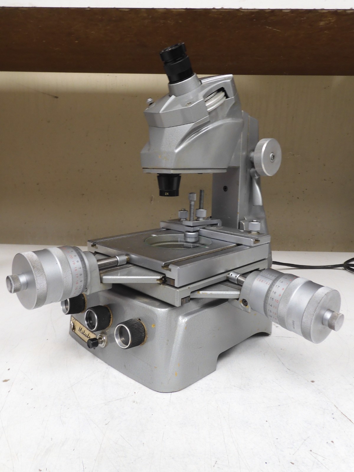 Mitutoyo- mdl. 176-104 - 30x Toolmakers Microscope 6"x6" stage, 1" travel - QG66