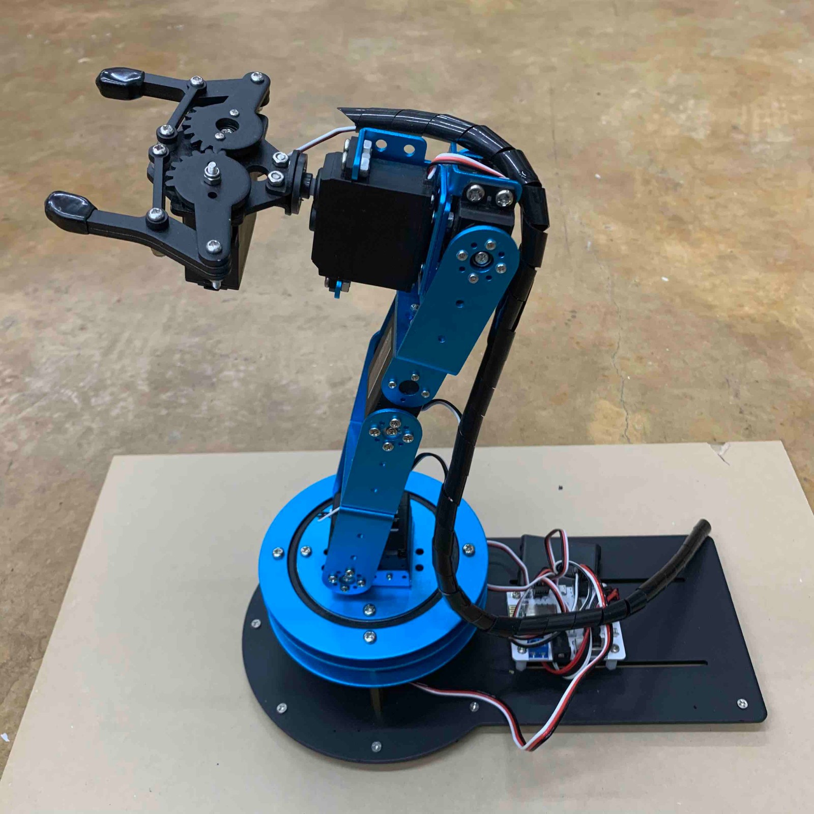 Hiwonder LeArm AI Desktop Robot Arm (Standard kit)