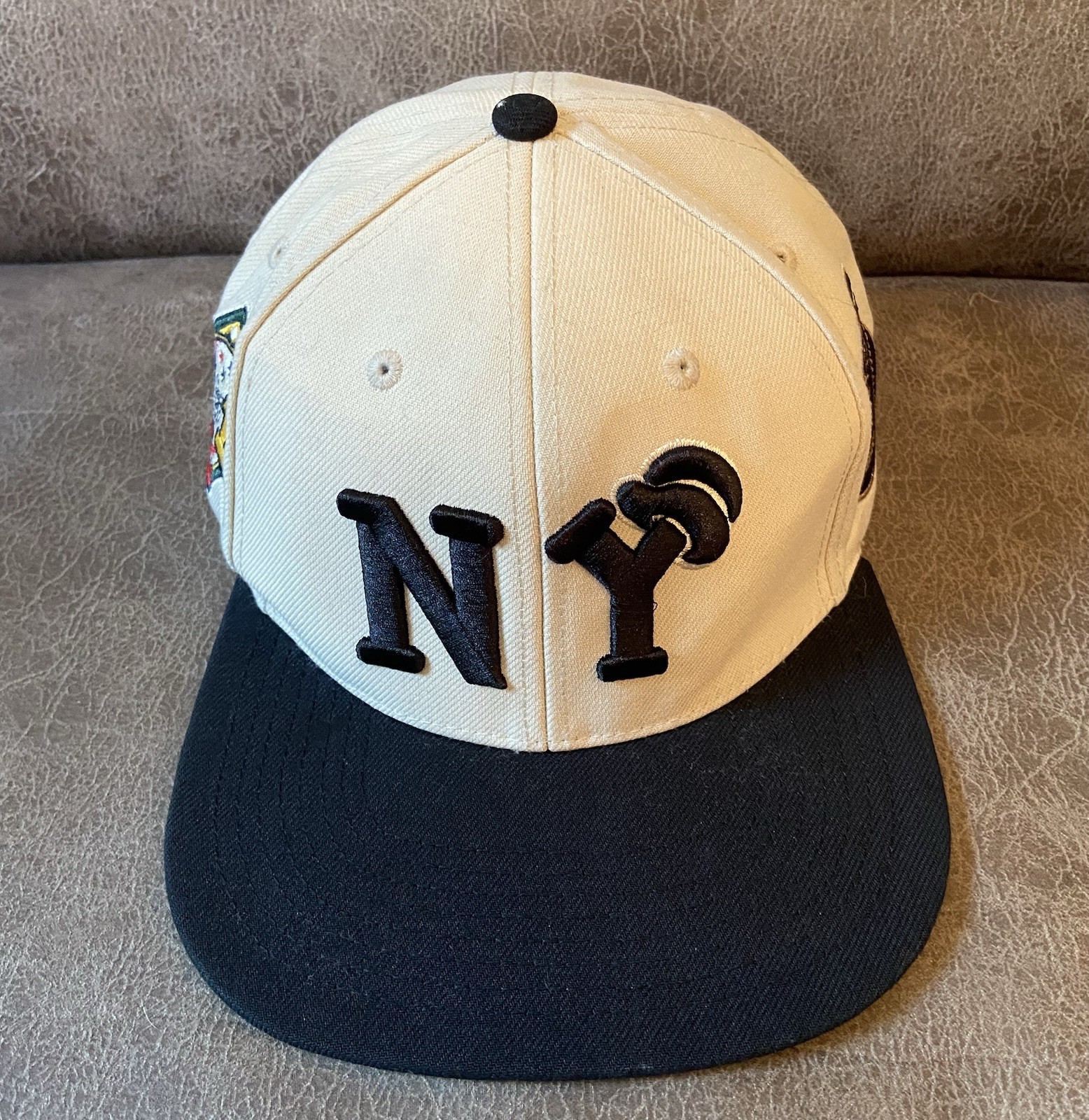 Rings & CRWNS NY Yankees Snap Back New York NLB Baseball Cap Color:Beige/Black