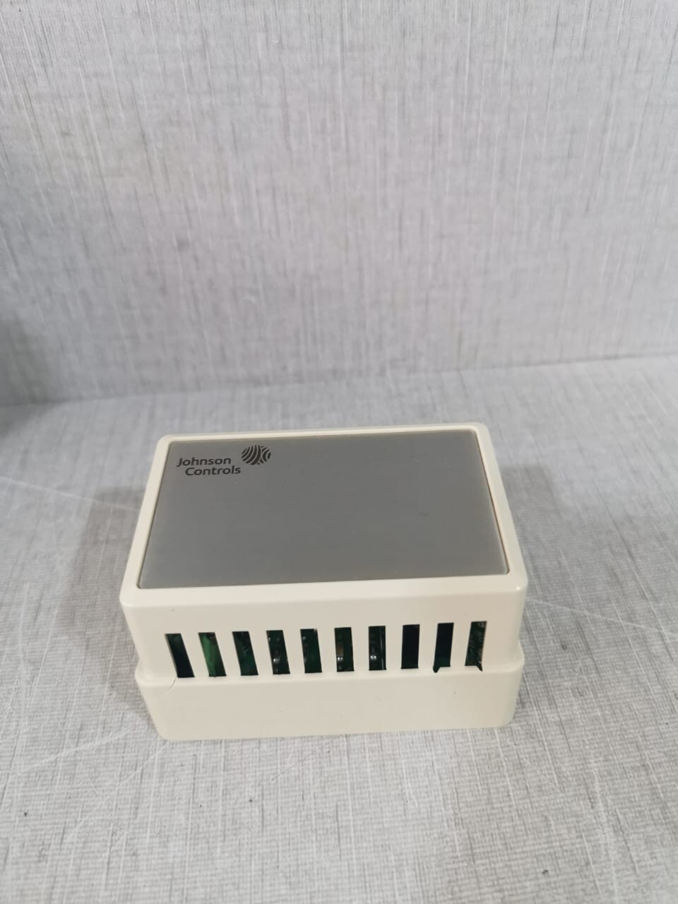 Johnson Controls HE-67P2-0N0BT Wall Mount Humidity Sensor