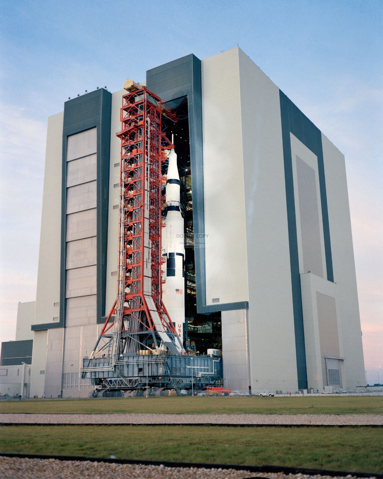 APOLLO 14 SPACECRAFT LEAVES THE VEHICLE ASSEMBLY BUILDING - 8X10 PHOTO (AA-915)