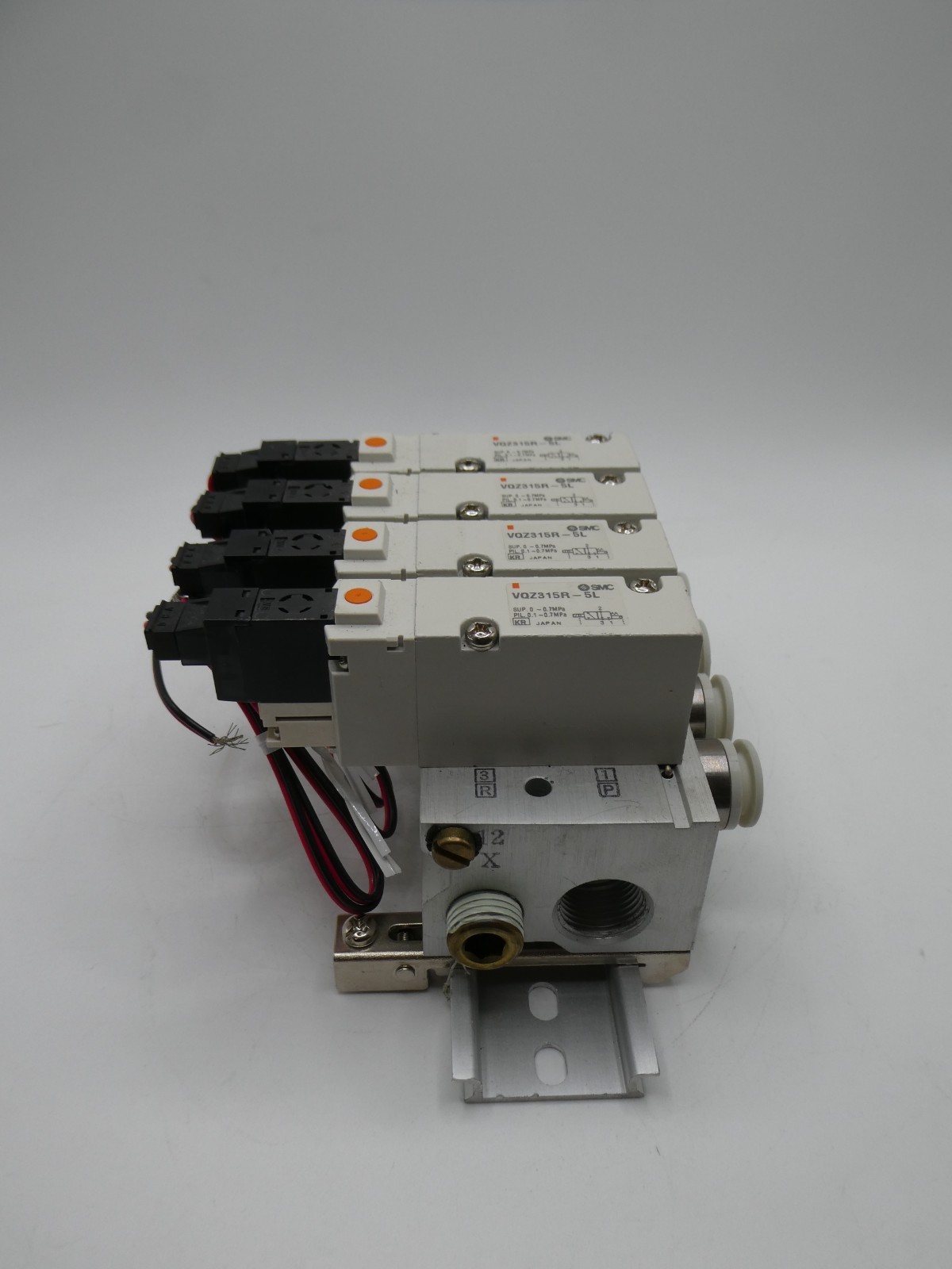 SMC Manifold W/ 4 VQZ315R-5L SUP: 0-0.7MPa PIL: 0.1-0.7MPa