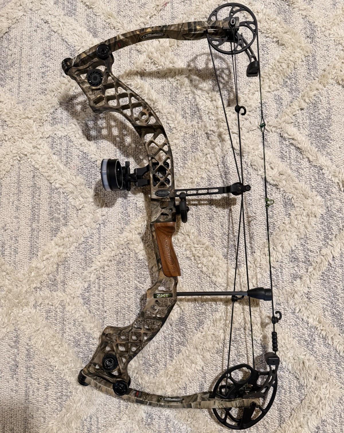 Matthew’s ZXT Right Hand Compound Bow 70lb 28.5 in, w/ Spot-Hogg Sight  & rest