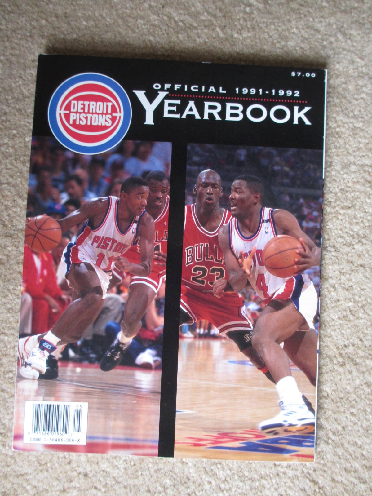 1991-92  DETROIT PISTONS OFFICIAL YEARBOOK ISIAH THOMAS JOE DUMARS