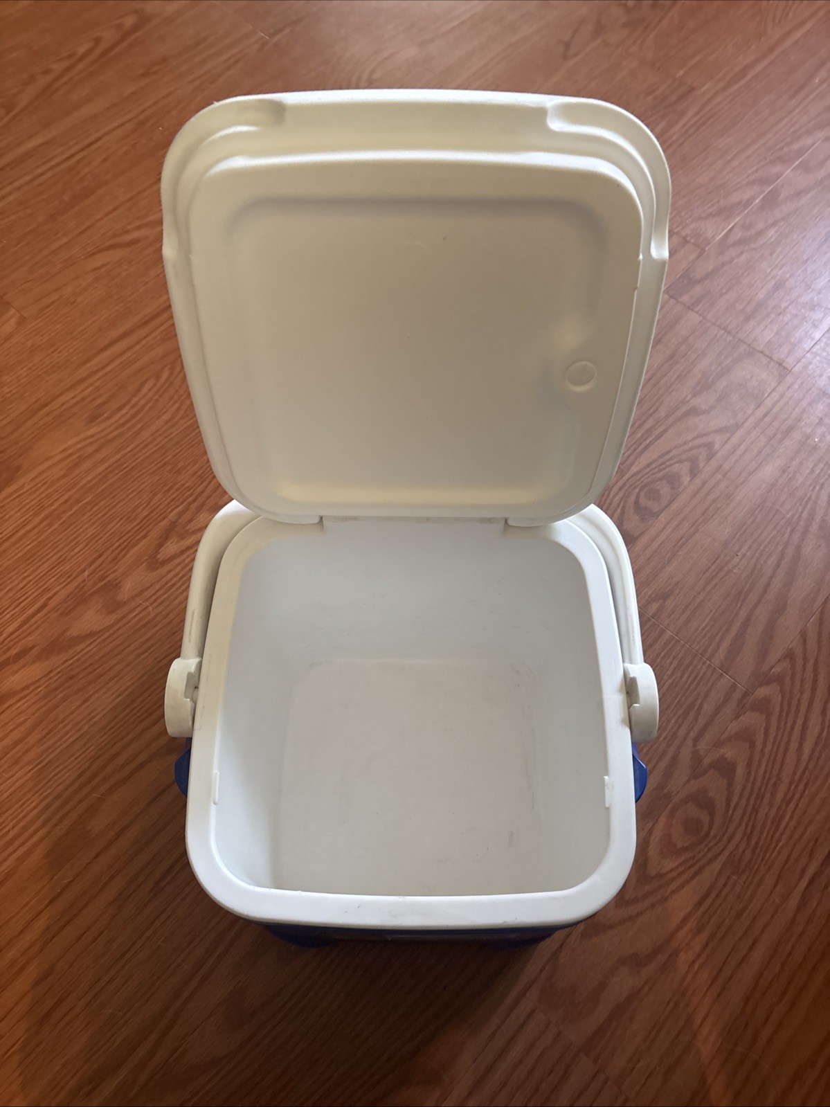Igloo Ice Cube 12 Quart 14 Can Plastic Cooler Blue White Top Compartment Handle