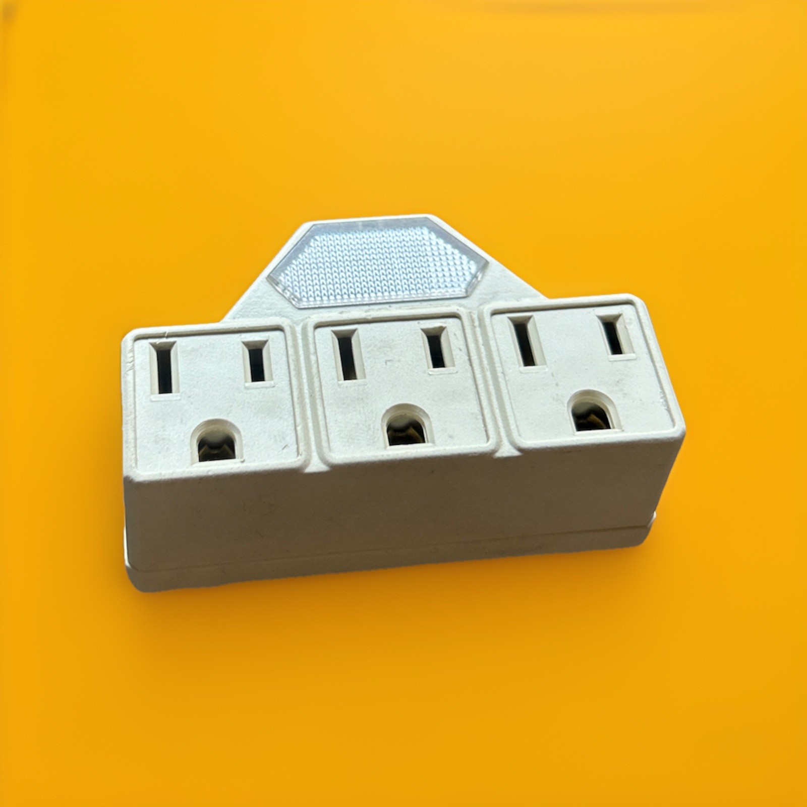🔥 1 Unit ~ Leviton YC-100 Wall Outlet Plug🔥