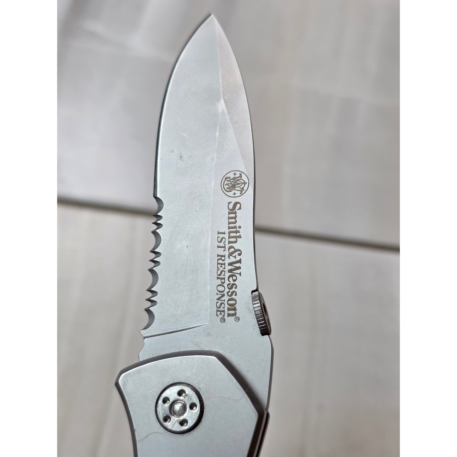 Smith & Wesson 1st Response SWFRS Folding Knife Serrated Blade Rescue Tool F1