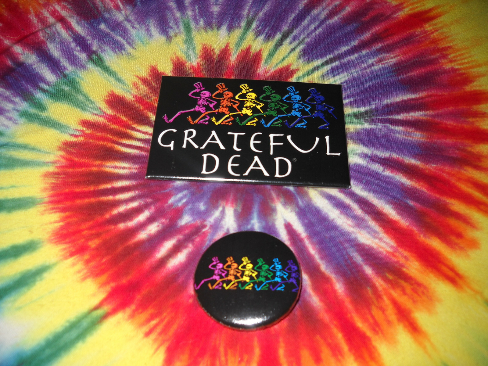 GRATEFUL DEAD TOUR JERRY GARCIA RAINBOW DANCING SKELETON MAGNET+BUTTON PIN NEW