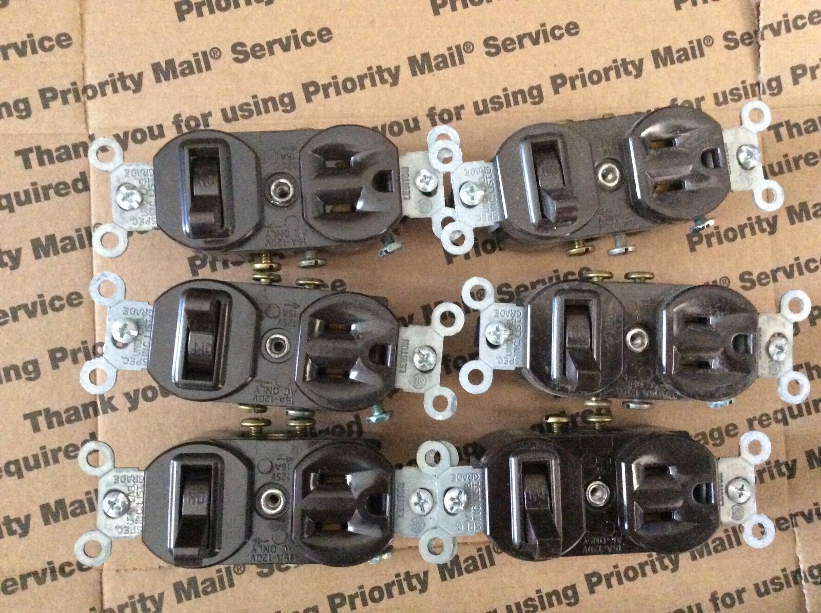 6-Leviton Brown Single Pole 15A/120V Toggle Switch & 5-15R Outlet S00-5225-00S