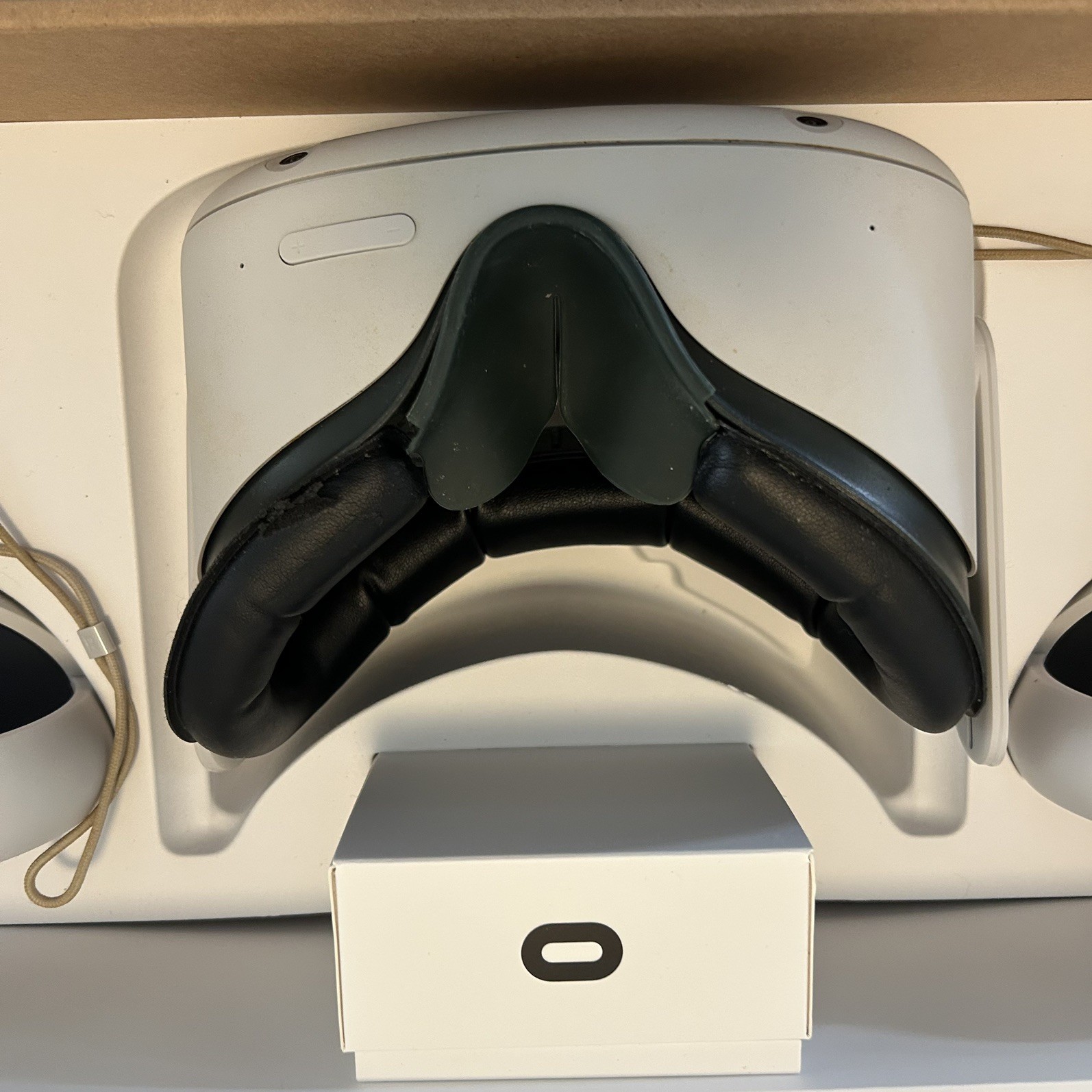 Oculus Quest2 VR Gaming Headset White 64GB w/ Elite Strap BUNDLE Excellent