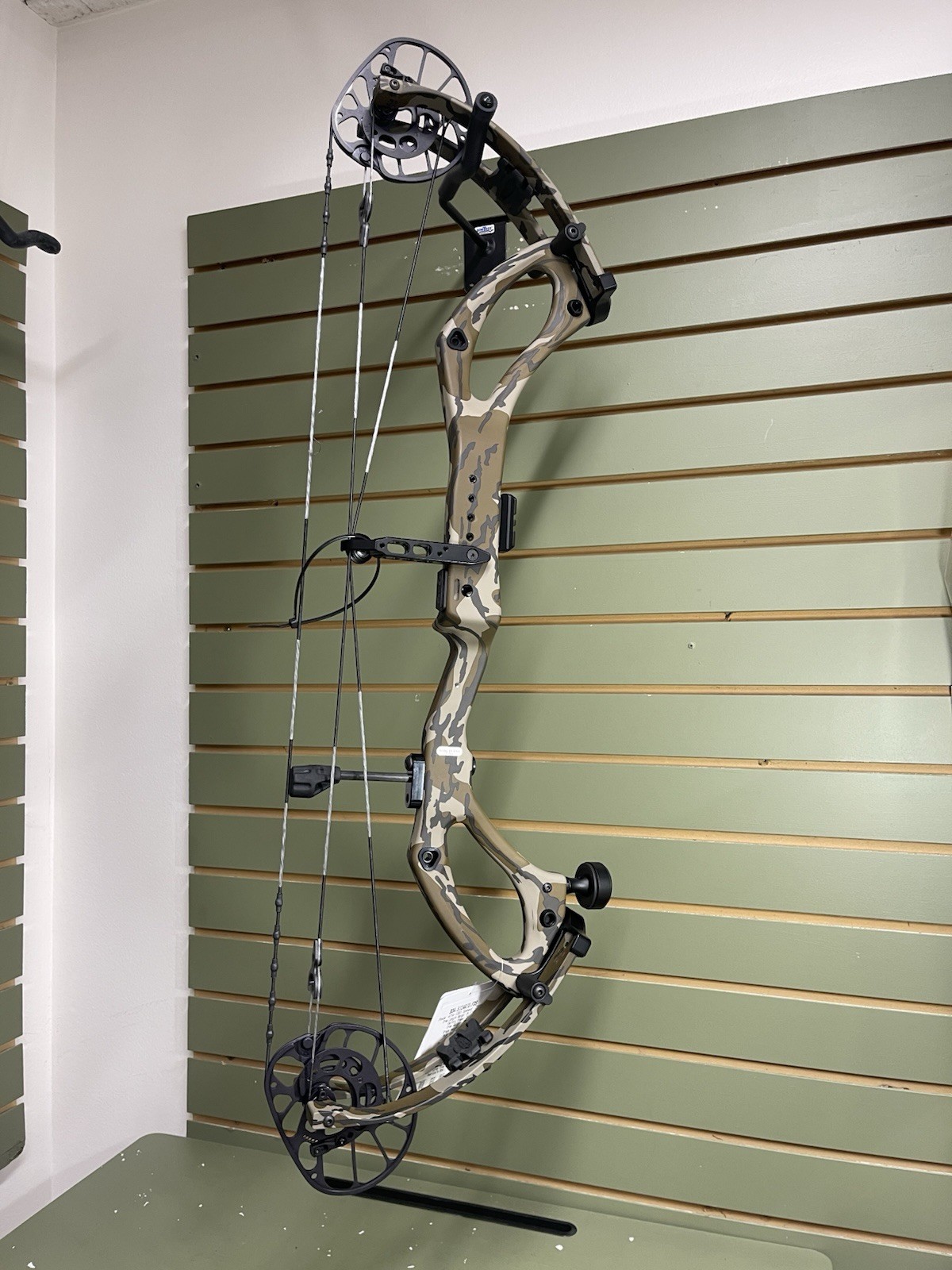 FLOOR MODEL, PSE Sicario Bottomland, RH, 24.5-30”, 60-70#.
