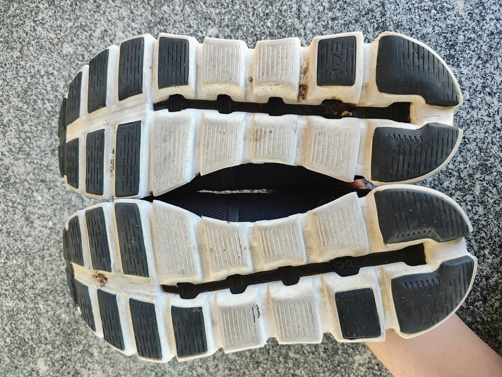 On Cloud 5 Running Shoes Women Sz 9 ON Black White Sneakers Gym Walk Speed Laces