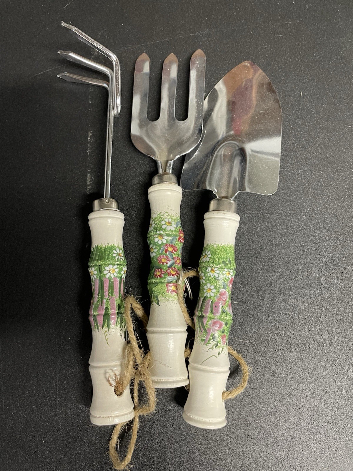 Gardening Accessories - Decorative & Usable Gloves And Tools
